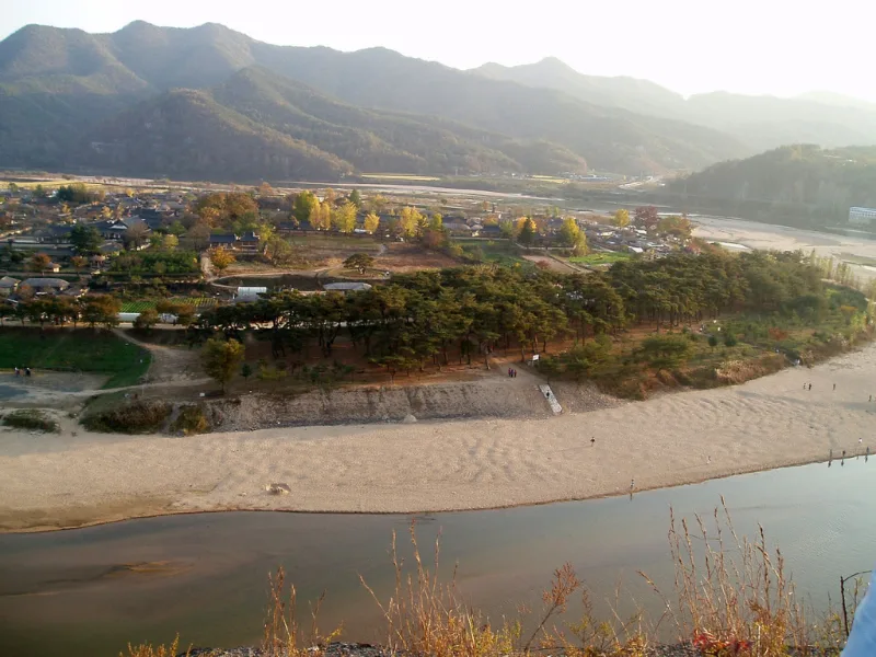 Aerial view of Hahoe Folk Village, Andong, wrapped by a curving river with sandy banks and traditional houses