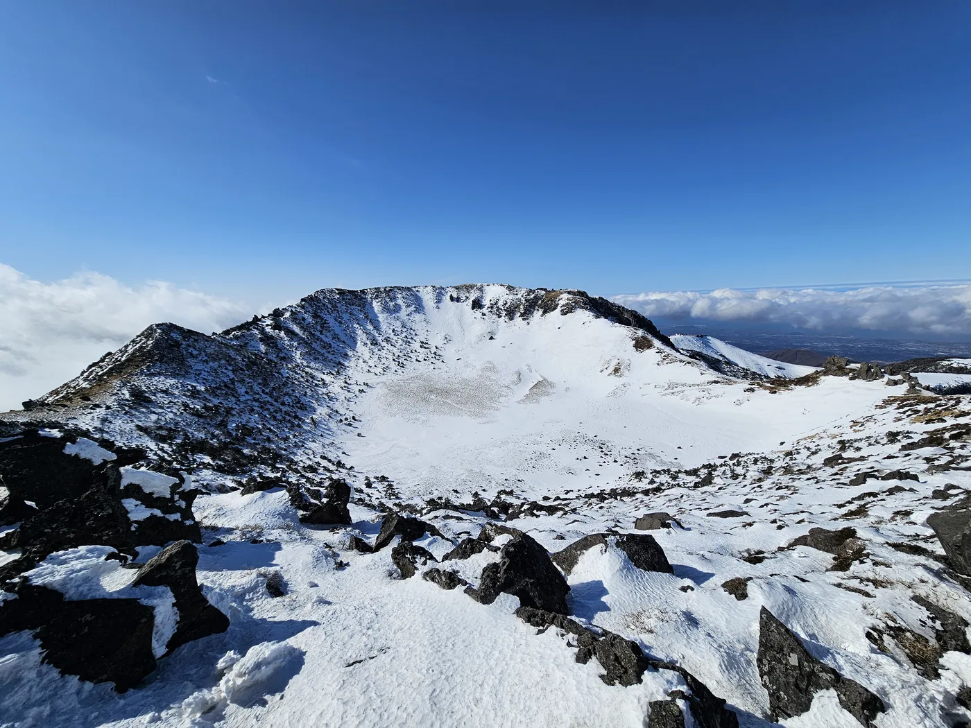 Baengnokdam Crater, Hallasan The snow-covered crater rim of Baengnokdam at the summit of Hallasan, Jeju's highest peak, in winter