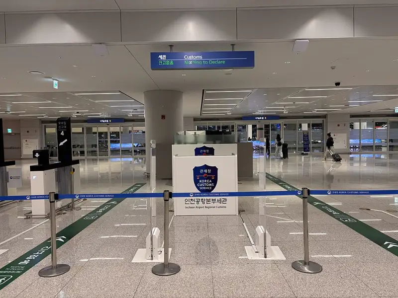 Korea Customs Service checkpoint at Incheon International Airport with "Nothing to Declare" and "Goods to Declare" signage