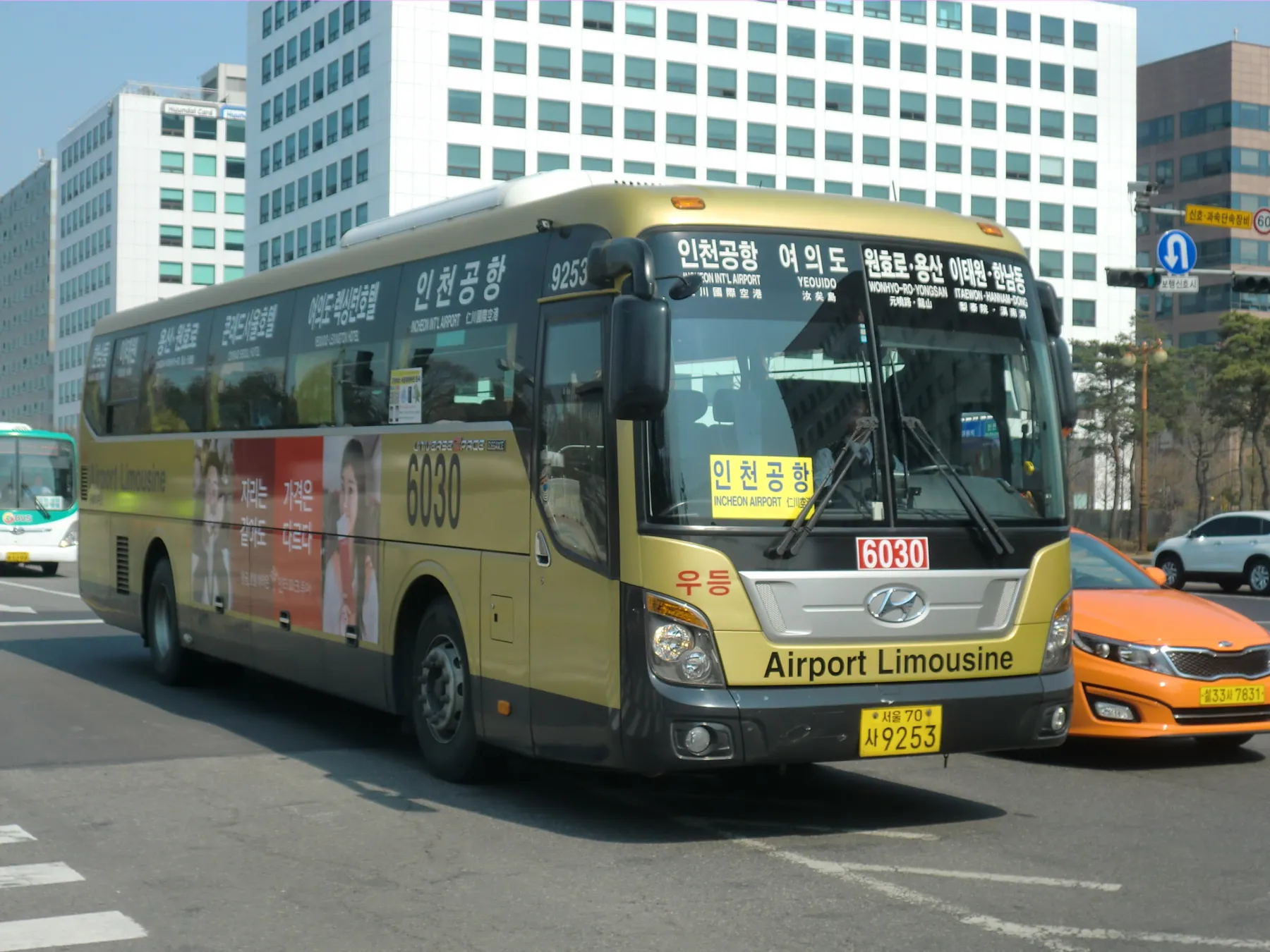 Gold Airport Limousine bus displaying route to Incheon Airport, Yeouido, Itaewon and Hannam-dong